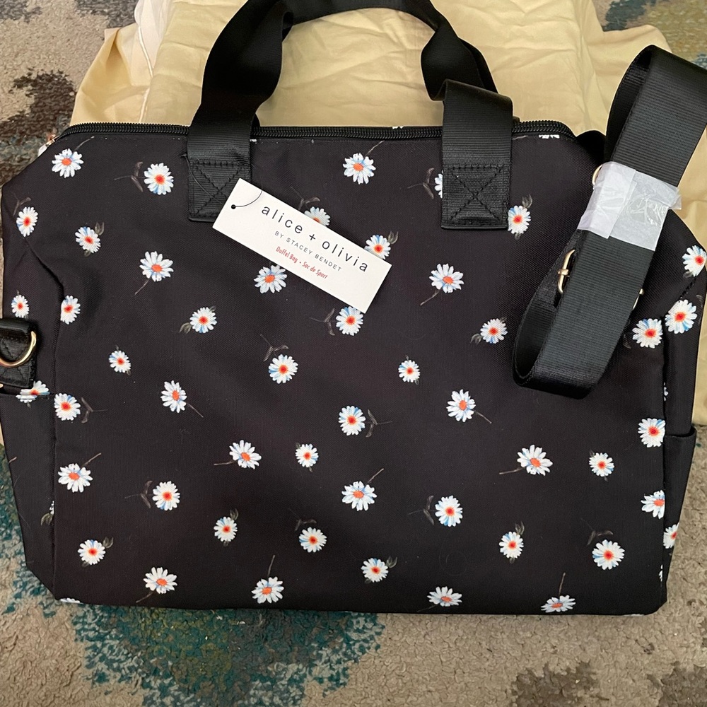 BNWT ALICE & OLIVIA Daisy duffel bag with matching hat!